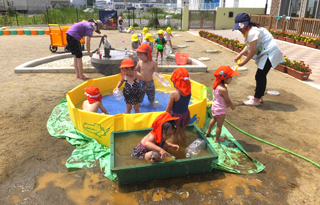 石巻東保育園　プール、水浴び、泥んこ遊び