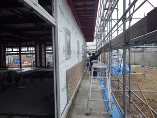石巻ひがし保育園建設中　2013年10月　外壁工事　窯業系ｻｲﾃﾞｨﾝｸﾞ張りつけ状況
