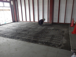 石巻ひがし保育園建設中　2013年10月　床暖房・鉄筋工事　床暖房ﾕﾆｯﾄ設置及びﾜｲﾔｰﾒｯｼｭ敷き込み状況