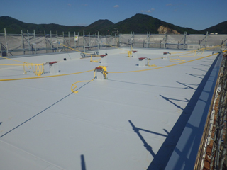 石巻ひがし保育園建設中　2013年10月　防水工事　屋上ｼｰﾄ防水完了