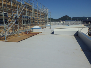 石巻ひがし保育園建設中　2013年10月　防水工事　2階外部ｼｰﾄ防水完了