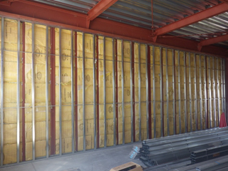 石巻ひがし保育園建設中　2013年10月　内装工事　内部外周壁グラスウール貼状況