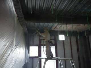 石巻ひがし保育園建設中　2013年10月　断熱工事　屋根スラブ下発泡ｳﾚﾀﾝ吹付
