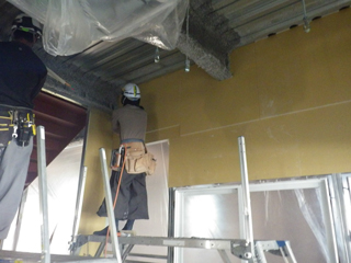 石巻ひがし保育園建設中　2013年10月　内装工事　防火上主要間仕切り壁ﾎﾞｰﾄﾞ張り状況