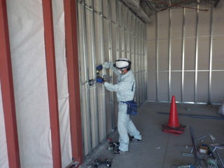 石巻ひがし保育園建設中　2013年10月　電気工事　間仕切り壁内配管・ﾎﾞｯｸｽ取付状況