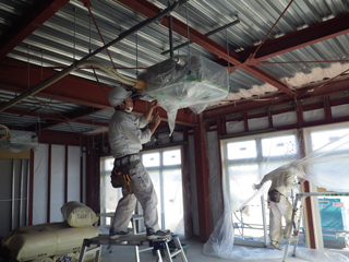 石巻ひがし保育園建設中　2013年10月　設備工事　天井内機器吊り込み状況