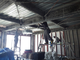 石巻ひがし保育園建設中　2013年10月　床暖房・鉄筋工事　天井内配管工事