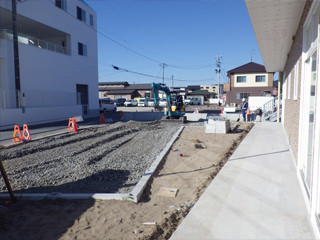 石巻ひがし保育園建設中　2013年11月　外構工事　舗装部分　路盤砕石入れ状況