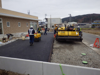 石巻ひがし保育園建設中　2013年11月　外構工事　ｱｽﾌｧﾙﾄ舗装状況