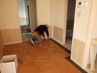 石巻ひがし保育園建設中　2013年11月　内装工事　保育室　床コルクタイル貼り状況