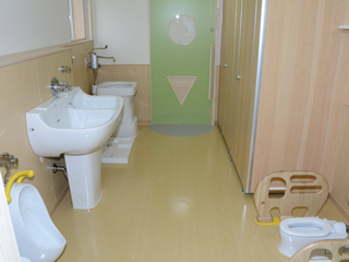 石巻ひがし保育園　2013年12月　竣工　トイレ１