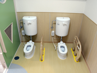 石巻ひがし保育園　2013年12月　竣工　トイレ２