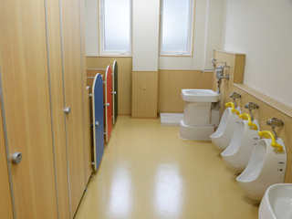 石巻ひがし保育園　2013年12月　竣工　トイレ３