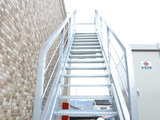 石巻ひがし保育園　2013年12月　竣工　ﾒﾝﾃﾅﾝｽ階段