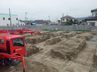 Ishinomaki-Higashi Nursery School under construction. July 2013 Construction of concrete. Construction status of the temporary concrete work.