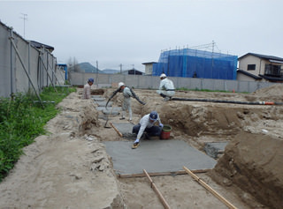 石巻ひがし保育園建設中　2013年7月　コンクリート工事　捨コン打設状況（天端均し）