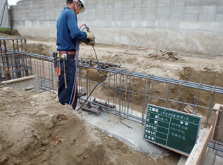 石巻ひがし保育園建設中　2013年7月　鉄筋工事　地中梁主筋　圧接状況