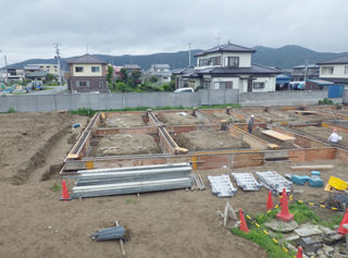 石巻ひがし保育園建設中　2013年7月　型枠工事　基礎・地中梁型枠組状況