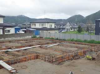 石巻ひがし保育園建設中　2013年7月　基礎・地中梁　配筋・型枠完了（コンクリート打設前状況）