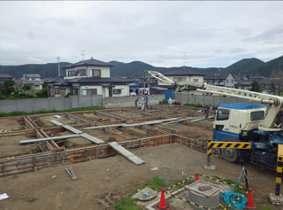 石巻ひがし保育園建設中　2013年8月　コンクリート工事　基礎・地中梁コンクリ－ト打設状況