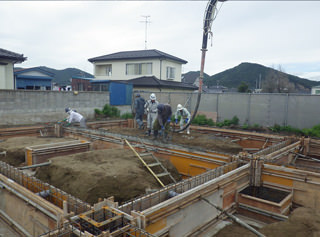 石巻ひがし保育園建設中　2013年8月　コンクリート工事　基礎・地中梁コンクリ－ト打設状況