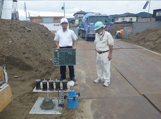Ishinomaki-Higashi Nursery School under construction. August 2013 Construction of concrete. Witness supervision's inspection