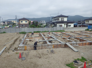 石巻ひがし保育園建設中　2013年8月　型枠工事　コンクリ－ト養生後　型枠脱型状況