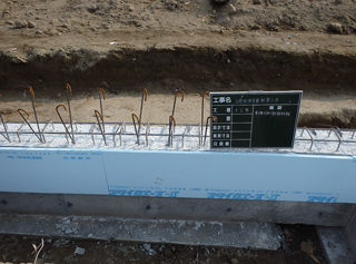 石巻ひがし保育園建設中　2013年8月　断熱工事　地中梁外周部分　断熱材貼り付け