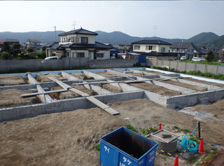 Ishinomaki-Higashi Nursery School under construction. August 2013 Heat insulation work.