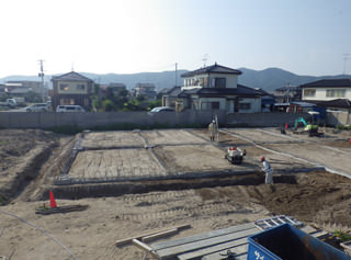 石巻ひがし保育園建設中　2013年8月　土木工事　埋め戻し及び転圧状況