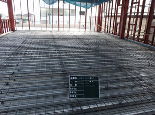 石巻ひがし保育園建設中　2013年9月　鉄筋工事　２階床　ワイヤーメッシュ敷き込み状況